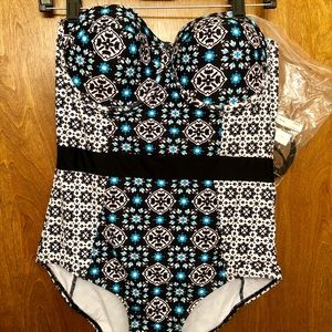 One piece XL (fits like large) beautiful swimsuit